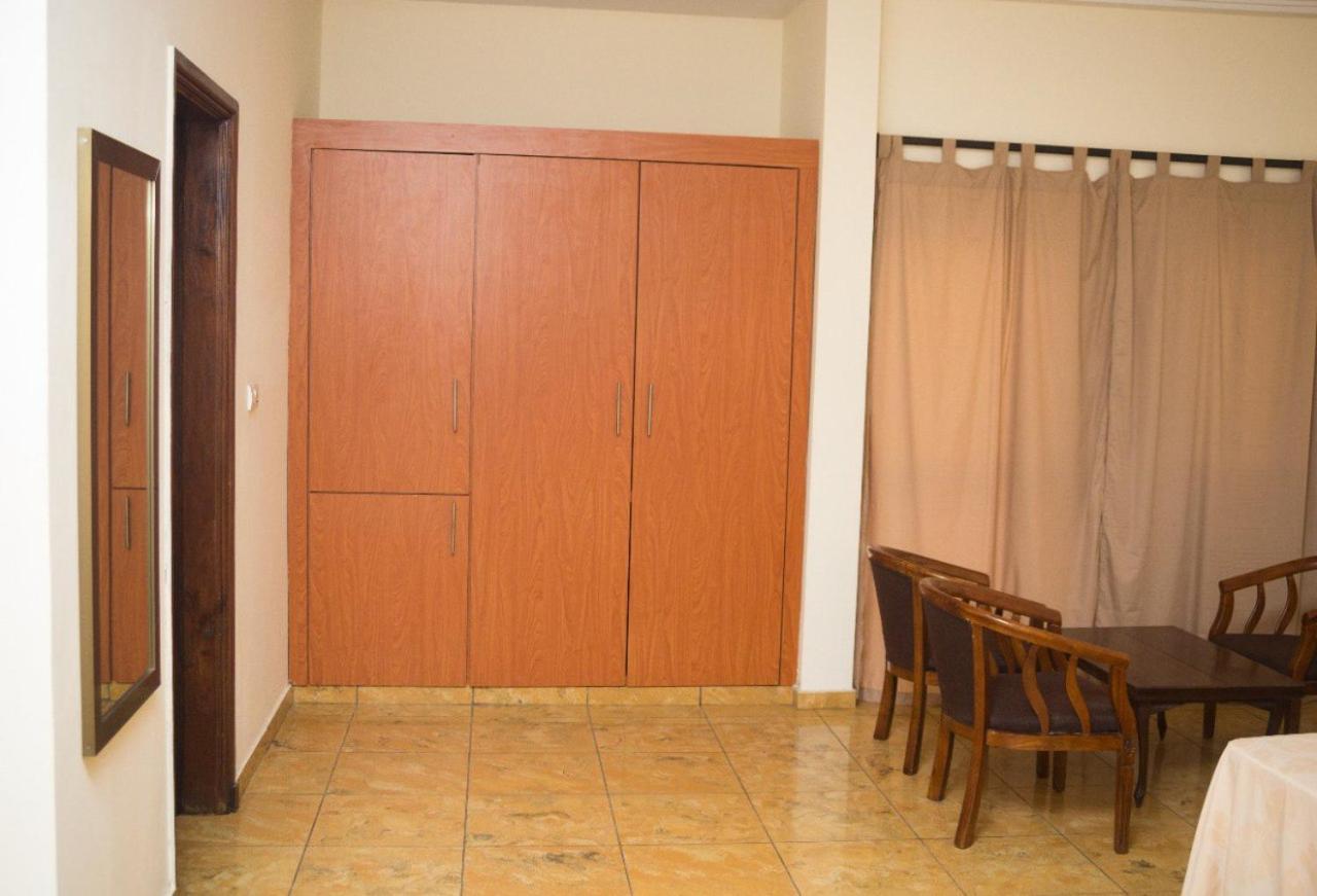 Hotel Marbella Lome Bagian luar foto