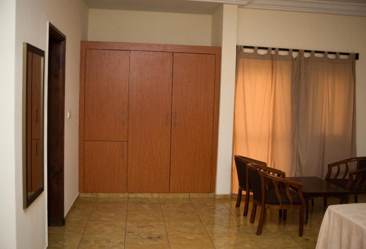 Hotel Marbella Lome Bagian luar foto