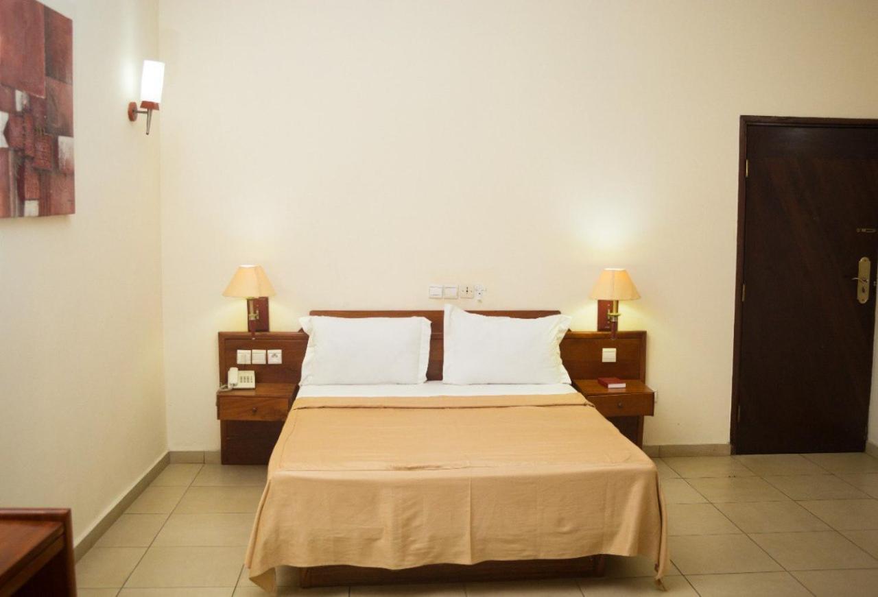 Hotel Marbella Lome Bagian luar foto