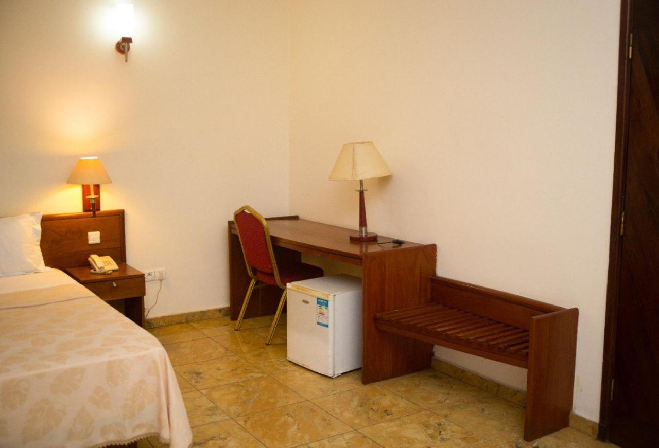 Hotel Marbella Lome Bagian luar foto